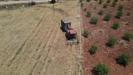 -Bodenbearbeitungstraktorausrüstung,-Drohnenansicht-Der-Maschine,-Die-Weizen-Erntet
