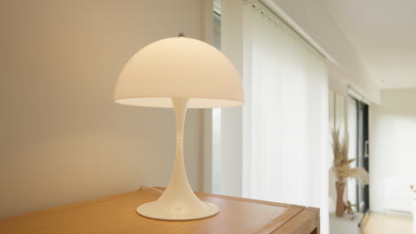 Minimalistische-Weiße-Tischlampe-Auf-Einem-Holzschreibtisch-In-Einem-Hellen-Raum
