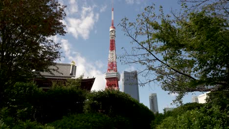 Tokyo-Tower-Vom-Zōjō-ji-Tempel-Aus-Gesehen