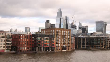 Moderne-Skyline-An-Der-Themse-In-Der-City-Of-London,-Vereinigtes-Königreich,-Großbritannien