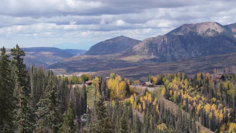 Kleine-Hütte-Auf-Einem-Hügel,-Wunderschöne-Herbstfarben-In-Telluride,-Colorado