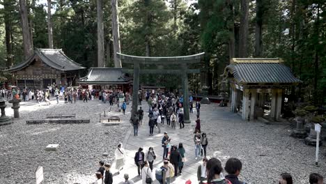 Turistas-Frente-A-La-Puerta-Torii-Central-En-Nikko-Toshogu,-Un-Venerado-Patrimonio-Cultural-En-Japón
