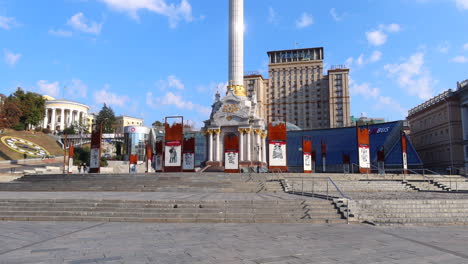 Das-Unabhängigkeitsdenkmal-Auf-Der-Chreschatyk-Hauptstraße-Der-Ukrainischen-Hauptstadt-Kiew-Während-Des-Russland-Ukraine-Krieges,-Wichtiges-Denkmal-Im-Stadtzentrum,-Hohe-Weißgoldene-Statue-Vor-Einem-Gebäude,-4K-Aufnahme