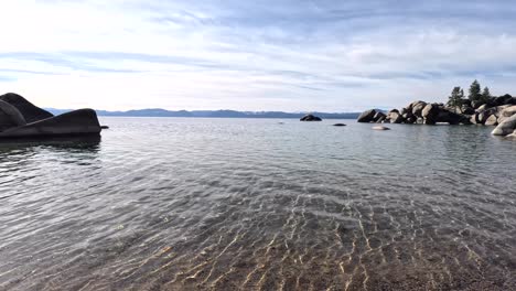 Ruhige-Strandlandschaft-Am-Lake-Tahoe
