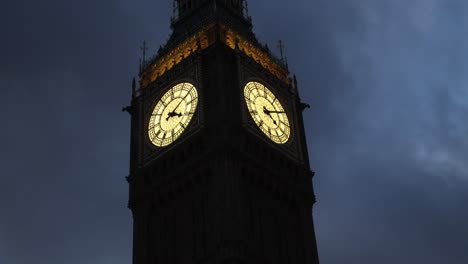 Torre-Del-Reloj-Big-Ben-Al-Anochecer-Por-La-Noche-En-La-Ciudad-De-Londres,-Reino-Unido,-Gran-Bretaña