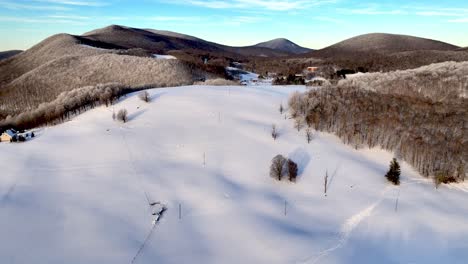 Schneebedeckte-Feldantenne-In-Der-Nähe-Von-Boone,-NC,-North-Carolina