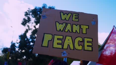 Cartel-&quot;queremos-Paz&quot;-Sostenido-Por-Un-Activista-Contra-La-Guerra-En-La-Manifestación-De-La-Marcha-Nacional-Palestina