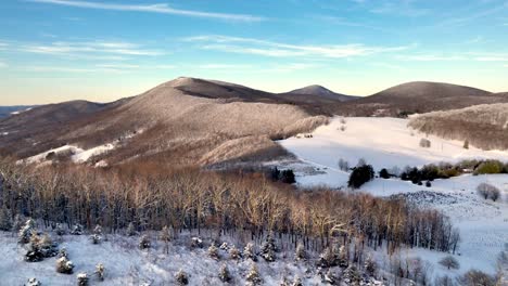 Langsames-Luftausziehen-Der-Appalachen-Im-Schnee-In-Der-Nähe-Von-Boone,-North-Carolina