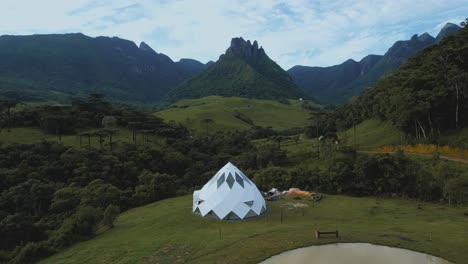 aerial-images-of-a-chalet-located-in-the-middle-of-the-mountains-in-the-city-of-Alfredo-Wagner---Santa-Catarina---Brazil