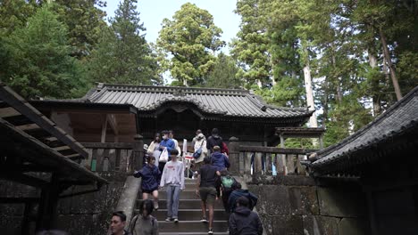 Visitar-El-Oratorio-Del-Santuario-Interior-En-Nikko-Toshogu-Requiere-Subir-Muchos-Escalones-De-Piedra