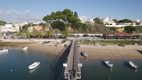 Alvors-Idyllischer-Yachthafen-Mit-Pier-Und-Festgemachten-Booten,-Algarve,-Portugal---Luftaufnahme