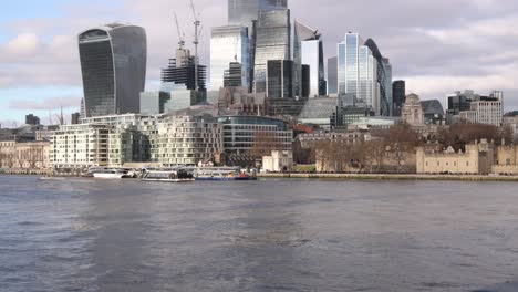 Moderne-Skyline-Und-Türme-An-Der-Themse-In-Der-City-Von-London,-Vereinigtes-Königreich,-Großbritannien