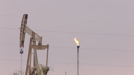 Eine-Ölquelle-Pumpt-In-Pecos,-Texas,-Im-Januar-2024