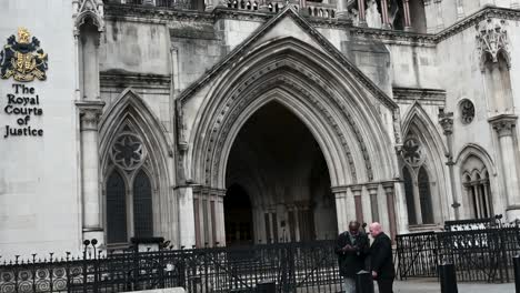 Discussions-outside-of-The-Royal-Court-of-Justice-before-going-in,-London,-United-Kingdom
