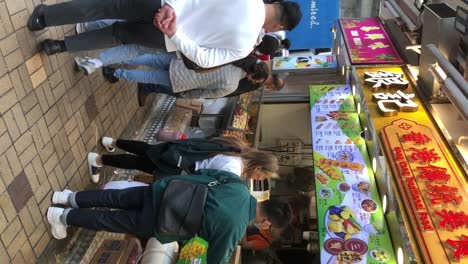 Vertikaler-Clip-Von-Menschen,-Die-Lebensmittel-In-Einem-Lebensmittelgeschäft-In-Isquare-In-Der-Nähe-Von-Harbour-City-Im-Zentrum-Von-Hongkong-Kaufen