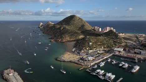 Cabo-San-Lucas,-Mexiko,-Filmische-Kulisse-über-Dem-Yachthafen-Mit-Booten,-Luftaufnahme