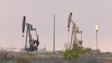 Ölquellen-Pumpen-In-Pecos,-Texas-Im-Januar-2024