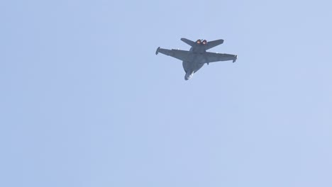 Avión-De-Combate-F18-Hornet-En-Exhibición-Aérea-Mostrando-Seguimiento-De-Maniobrabilidad