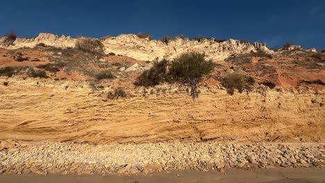 Eindringliche-Szene,-Die-Naturstein--Und-Felsformationen-Vor-Dem-Hintergrund-Eines-Heiteren-Blauen-Himmels-Einfängt