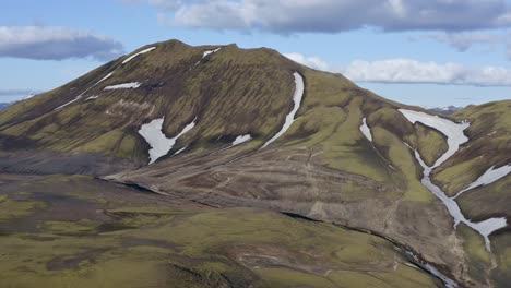 Vista-De-Drones-En-órbita-Desde-La-Montaña-Verde-Landmannalaugar-En-Verano-Cerca-Del-Lago-Blahylur-Antes-Del-Lago-Frostastaðavatn