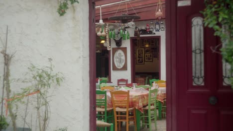 Puerta-Abierta-De-Mesa-Y-Sillas-En-Un-Restaurante-Local-En-El-Distrito-De-Petralona-En-Atenas,-Grecia