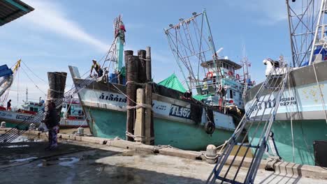 Puerto-Pesquero-En-Un-Día-Soleado