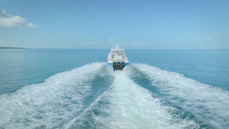 The-yacht,-led-by-a-captain,-cuts-through-the-waves-in-search-of-new-adventures-in-Miami's-warm-environment