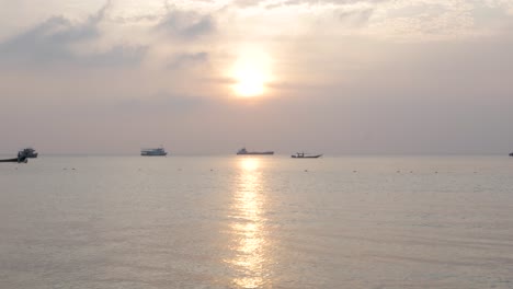 Die-Silhouette-Der-Boote-Zeichnet-Sich-Vor-Dem-Sonnenuntergang-Ab-Und-Schafft-Eine-Ruhige-Und-Malerische-Atmosphäre