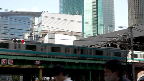 Tagesaufnahme-Der-Vorbeifahrenden-Hochbahnstrecke-Der-Tokioter-Metro-Tozai-Linie-Am-Shimbashi-Bahnhof