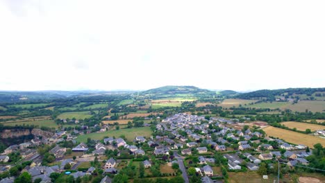 Gemütliches-Dorf-In-Der-Wunderschönen-Landschaft-Frankreichs,-Luftaufnahme