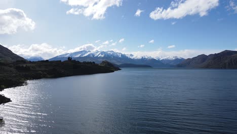 Luftaufnahme-Des-Lake-Wanaka,-Dem-Viertgrößten-In-Neuseeland-Und-Bekannt-Für-Sein-Klares-Blaues-Wasser-Und-Seine-Malerischen-Landschaften