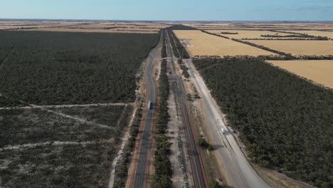 Nach-Unten-Geneigte-Luftaufnahme-Eines-Verteilungsortes-Für-Geerntetes-Getreide-Und-Feldfrüchte-Mit-Ankommenden-Lastwagen-In-Der-Landschaft-Australiens