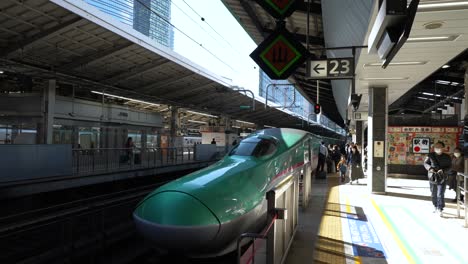 The-green-E5-H5-Series-Shinkansen-train-sits-at-the-Tokyo-station