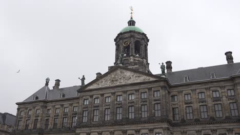 Scenic-exterior-view-of-the-Royal-Palace-Amsterdam-during-cloudy-day