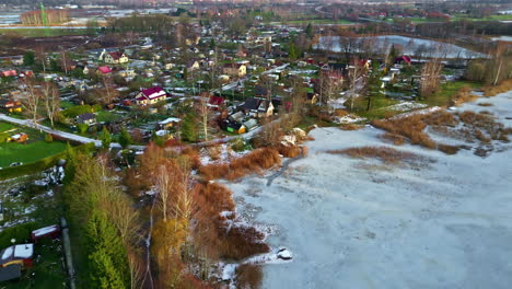 Lago-Congelado-Y-Pueblo-Junto-Al-Lago-En-Invierno-En-Suecia