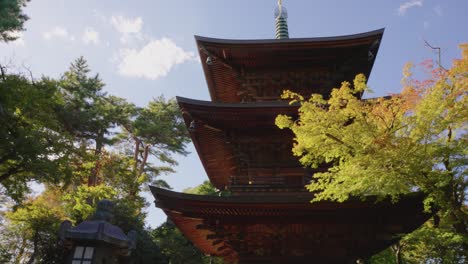 Vista-Otoñal-4k-Del-Templo-Gotoku-ji-En-Tokio,-Japón
