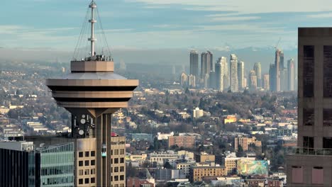 Aufzug-Fährt-Vom-Aussichtspunkt-Vancouver-Im-Hafenzentrum-Bei-Sonnenuntergang-In-Der-Innenstadt-Von-Vancouver,-Britisch-Kolumbien,-Kanada