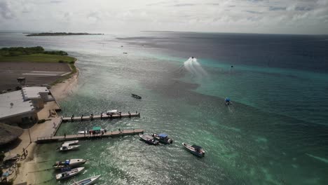 Los-Roques-Archipel-In-Venezuela-Mit-Booten-Und-Klarem-Türkisfarbenem-Wasser,-Luftaufnahme