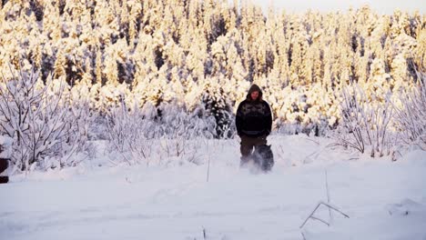 Alaskan-Malamute-Hund-Und-Sein-Besitzer-Spielen-Im-Schnee-In-Indre-Fosen,-Norwegen-–-Totale