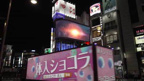 Una-Toma-Nocturna-De-Un-Cartel-En-3D-Sobre-La-Salida-Este-De-La-Estación-Shinjuku-En-Japón.