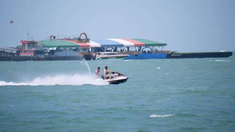 Viel-Spaß-Bei-Einer-Jetski-Fahrt-Am-Strand-Von-Pattaya,-Einem-Beliebten-Touristenziel-In-Der-Provinz-Chonburi,-Thailand,-In-Südostasien
