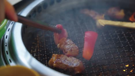 Carne-Wagyu-Japonesa-Cocinada-Al-Estilo-Yakiniku,-Toma-Cercana-4k
