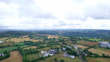Small-farmsteads-and-endless-horizon-of-Aveyron-region-in-France,-aerial-view
