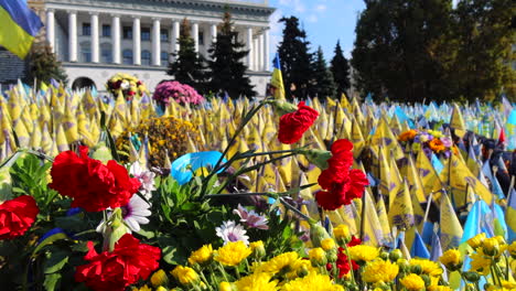 Calle-Khreshchatyk-Con-Flores-Y-Banderas-Conmemorativas-Ucranianas-Con-Nombres-De-Soldados-Caídos-En-Kiev,-Ucrania,-Honor-A-Los-Soldados-Que-Murieron-Durante-La-Guerra-Entre-Rusia-Y-Ucrania,-Honrando-El-Recuerdo,-4k