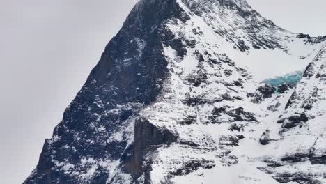 Vista-Lejana-Del-Helicóptero-De-Rescate-Volando-Cerca-De-La-Enorme-Montaña-De-Suiza