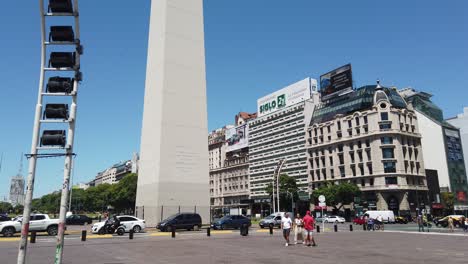 Obelisk-Platz-Im-Stadtzentrum.-Menschen-Und-Touristen-Gehen-Am-Großen-Weißen-Denkmal-Vorbei