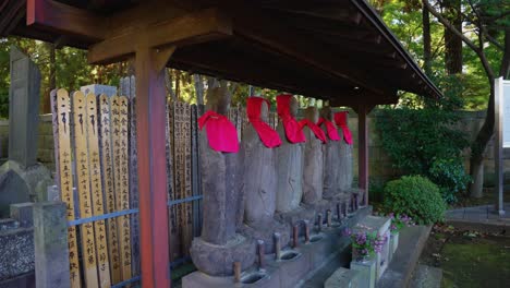 Estatuas-Del-Guardián-Jizo-En-El-Templo-Gotoku-ji-En-Tokio,-Japón,-4k