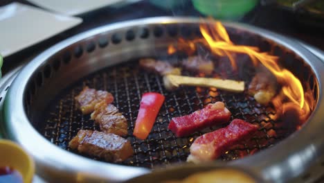 4K-Flammen-Auf-Dem-Yakiniku-Grill,-Während-Japanisches-Wagyu-Rindfleisch-Gart