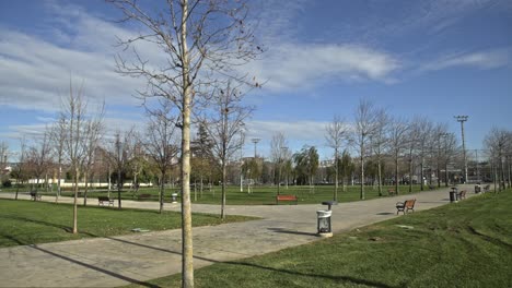 Parque-Costero-Lleno-De-árboles-En-Maltepe,-Estambul