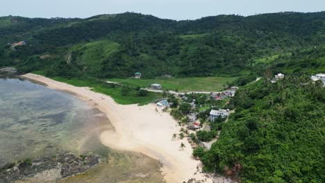Luftaufnahme-Des-Strandes-Von-Puraran-Und-Der-Grünen-Berge-In-Baras,-Insel-Catanduanes,-Philippinen